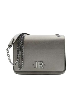 Borsa a tracolla in pelle grigia con catena, caratterizzata da "JR" impresso sulla parte anteriore e un design rettangolare elegante. Compatta e moderna.