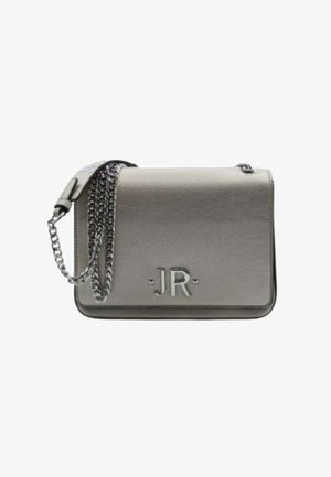 Borsa a tracolla in pelle grigia con catena, caratterizzata da "JR" impresso sulla parte anteriore e un design rettangolare elegante. Compatta e moderna.