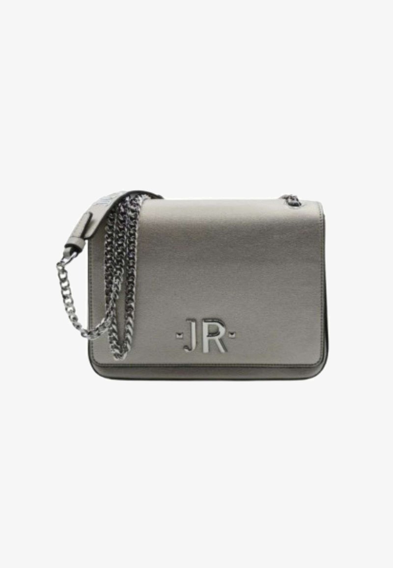 Borsa a tracolla in pelle grigia con catena, caratterizzata da "JR" impresso sulla parte anteriore e un design rettangolare elegante. Compatta e moderna.