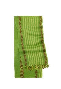 Zielony tkany materiał z paskowymi wzorami i brązowymi akcentami. Posiada frędzle wzdłuż jednego brzegu. Trwały materiał o teksturowanym wykończeniu.