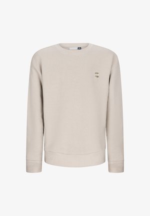 Beżowy sweter z długimi rękawami, dzianiny w wafle, z prążkowanymi mankietami i dołem, z małą prostokątną metką na lewej piersi.