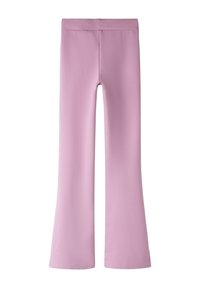 Pantalones de color lila, de tiro alto, con una cintura ancha y piernas ligeramente acampanadas, exhibidos de forma plana sobre un fondo blanco.