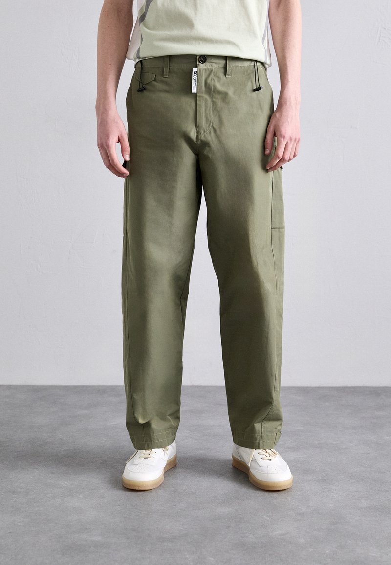 GCDS - Pantalones cargo - military green, Ampliar