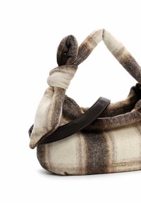 Sac en tissu avec une anse nouée, dans un motif à carreaux brun et crème, avec une bandoulière en cuir noir et un accent logo doré.