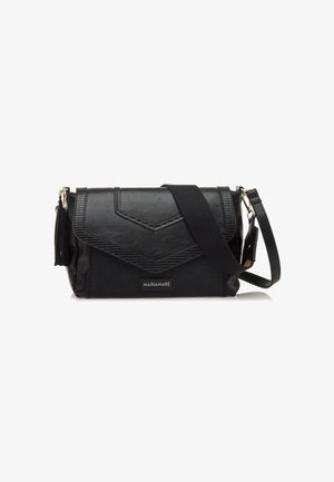 Bolso negro tipo bandolera hecho de material texturizado, que presenta una solapa con costura en forma de chevron, herrajes dorados y una correa desmontable.