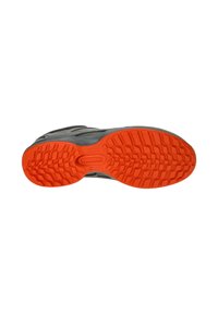 Sportschoen zool met een grijze bovenkant, een getextureerde oranje rubberen buitenzool met een zigzagpatroon en ventilatiedetails. Duurzame designelementen.