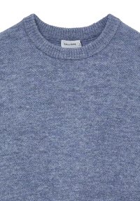 Hellblauer Strickpullover mit Rundhalsausschnitt. Der Stoff ist weich und hat eine strukturierte Oberfläche mit subtilen Farbvariationen. Etikett sichtbar im Inneren.