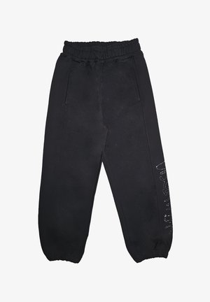 Pantaloni jogger neri con cintura elastica e polsini, tasche laterali e testo decorativo in strass su una gamba.