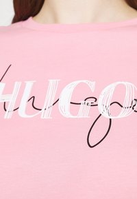 HUGO Triko s potiskem - pink