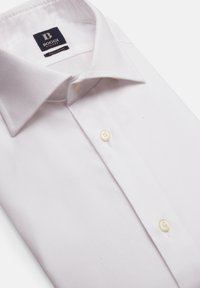 Camicia bianca con colletto strutturato, realizzata in un tessuto testurizzato, quattro bottoni e un'etichetta blu con la scritta "BOGGI MILANO."