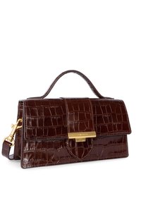 Bruine handtas van krokodillenembossed leer met een goudkleurige sluiting, gestructureerd ontwerp, bovenhandvat en een afneembare schouderband.