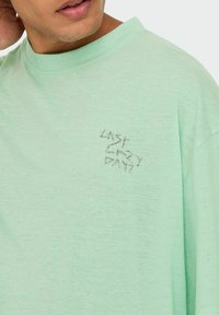 Only & Sons LOCKER GESCHNITTEN RUNDHALS KASTIGE ÄRMEL - T-shirt print - birds egg green