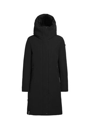 Długi czarny płaszcz zimowy z wysokim kołnierzem, kapturem i przednim zamkiem, posiadający zamykane na zamek boczne kieszenie oraz nap przy kołnierzu.
