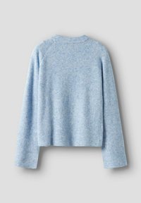 Jasnoniebieski sweter z prążkowanego materiału, z długimi rękawami i okrągłym dekoltem, przedstawiony z tyłu na neutralnym tle.