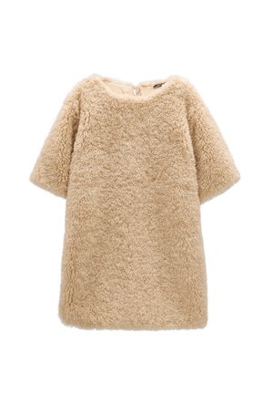 Beżowa sukienka z krótkim rękawem, futrzasta, o okrągłym dekolcie i zapięciu na guzik w kształcie dziurki z tyłu.