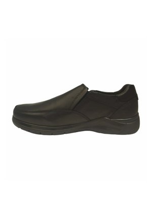 Zapatos negros sin cordones, hechos de un material sintético suave, con un perfil bajo y una punta redondeada; cuentan con paneles laterales elásticos para facilitar su uso.