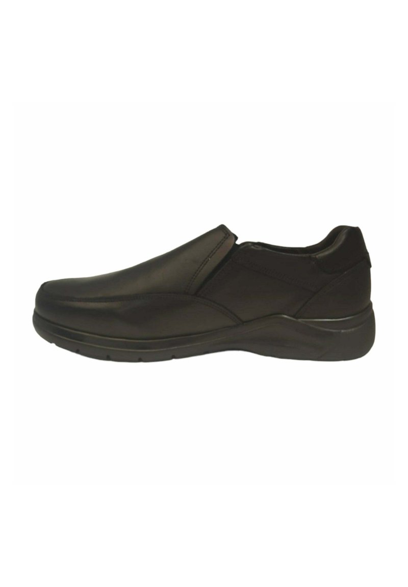 Zapatos negros sin cordones, hechos de un material sintético suave, con un perfil bajo y una punta redondeada; cuentan con paneles laterales elásticos para facilitar su uso.