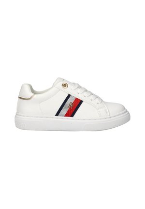 Sneaker bianca bassa con dettaglio laterale a strisce rosse, bianche e blu e chiusura con lacci su suola piatta in gomma.