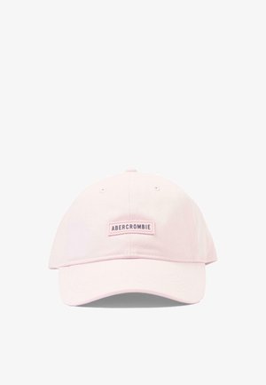 Gorra de béisbol rosa claro con visera curva y etiqueta "ABERCROMBIE" cosida en el centro delantero.