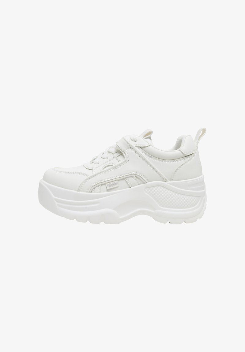 Baskets à plateforme blanches épaisses avec lacets et bride Velcro, col rembourré et languette à l'arrière, vues de profil.