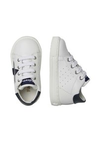 Scarpe in pelle bianca con accenti blu navy. Punta rotonda, design con lacci, dettagli laterali perforati e suola in gomma testurizzata.