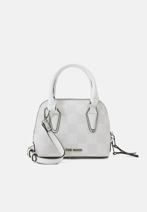 Bolso blanco con patrón de tablero de ajedrez, que cuenta con dos asas, una correa para el hombro desmontable y un detalle de logo en la parte frontal.