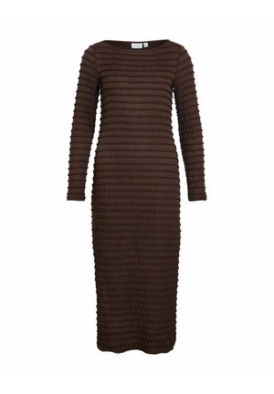 Robe midi marron à manches longues avec des rayures horizontales texturées et une silhouette ajustée, adaptée pour un port décontracté ou semi-formel.