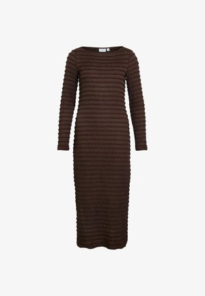 Ruda midi suknelė ilgomis rankovėmis su horizontaliomis tekstūruotomis juostelėmis ir prigludusiu siluetu, tinkama kasdienei ar pusiau formalinei aprangai.