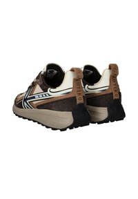 Ein Paar braune und beige Sneakers mit schwarzen Sohlen, Wildleder- und Lederpaneelen, blauen und weißen Seitenstreifen sowie braunen Schlaufen an den Fersen.