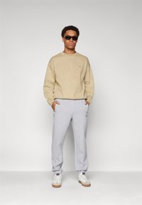 Lacoste Treniņtērpa apakšdaļas - silver chine