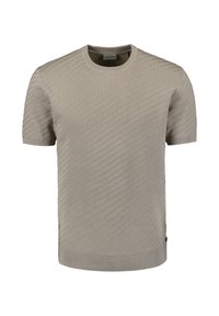 Korte mouw, licht beige gebreide trui met een gestructureerd visgraatpatroon, geribbelde halslijn en zoom, en een minimaal logo detail aan de zijkant.