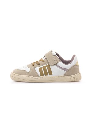Sneaker beige e bianca a taglio basso con lacci marroni, cinturino in velcro e grande logo marrone "m" sul lato.