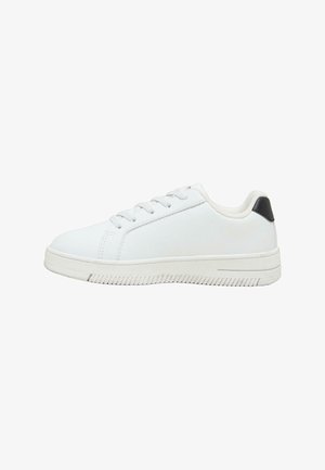 Hvide sneakers lavet af glat materiale, med en sort hælklap, rund tå, seks snørehuller og en tekstureret gummisål.