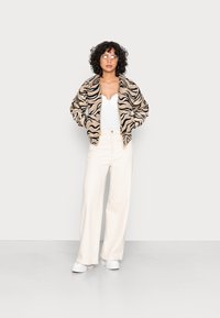 Monki 2 PACK - Top - white light/solid blue