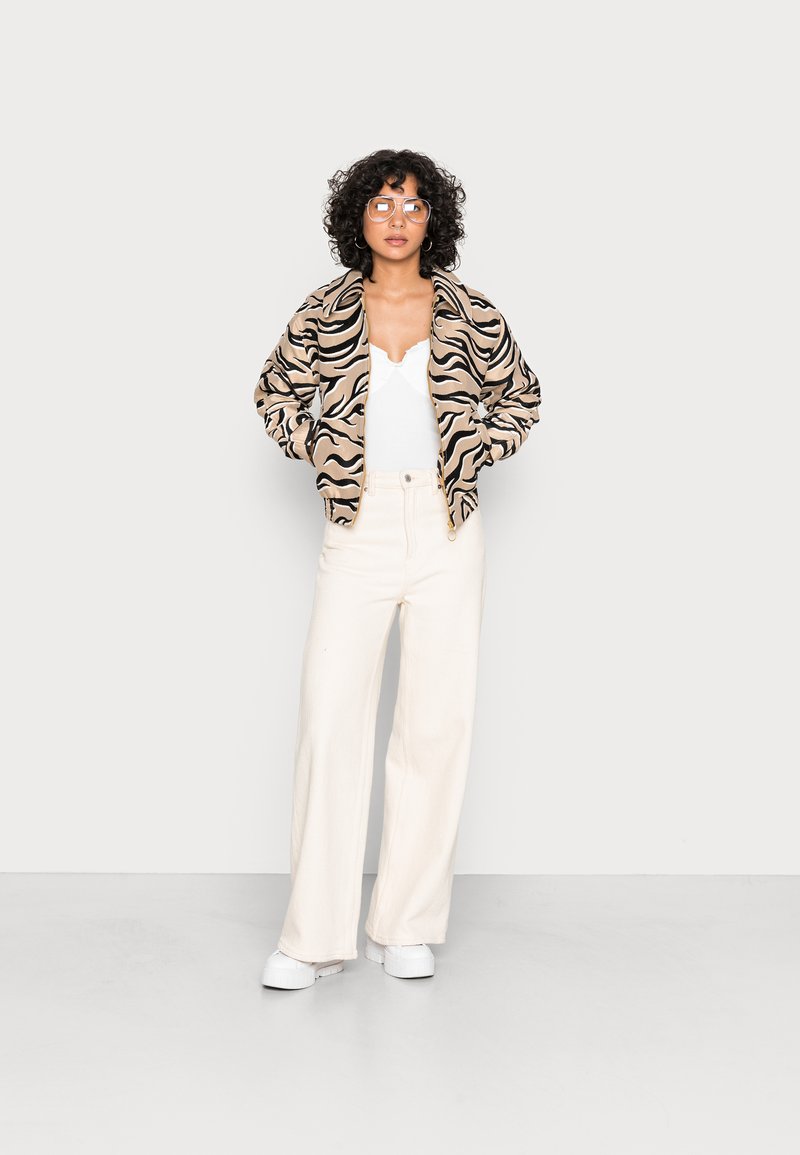 Monki 2 PACK - Top - white light/solid blue