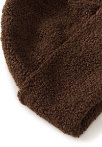 Caciula din fleece brun, cu o suprafață texturată și pufoasă, având un tiv pliat, care evidențiază o culoare bogată și profundă și un material moale și confortabil.