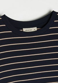 Granatowa koszulka typu ribbed z cienkimi, poziomymi beżowymi paskami. Posiada okrągły dekolt i metkę wskazującą rozmiar M.