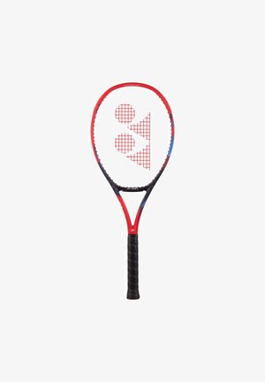 Rode en zwarte tennisracket met een ronde kop, een gestructureerde zwarte grip en een wit roosterpatroon met cirkels en driehoeken.