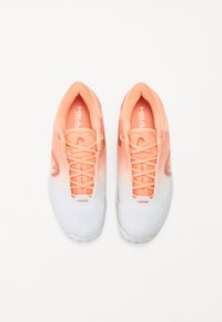 Blassrosa und weiße Tennisschuhe mit einem Gradient-Design, einem Netz-Obermaterial und einer strukturierten Sohle. Mit Schnürung vorne und Logo-Akzenten.