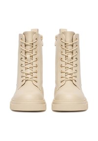 Bocanci din piele bej, cu sireturi, având un design înalt, o finisare texturată, accesorii aurii și închidere cu fermoar pe lateral pentru o purtare ușoară.