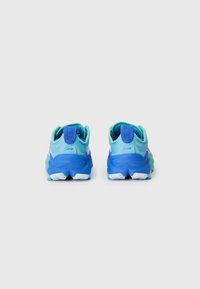 Turquoise en blauwe sport schoenen met een mesh bovenkant, een gevoerde zool en witte accenten. Heeft een trekband bij de hiel voor gemakkelijke aan- en uittrek.