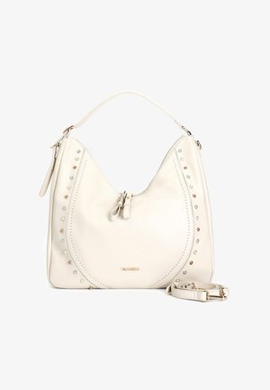 Bolso de piel crema con forma curva, adornado con tachuelas decorativas y cierre de cremallera. Incluye una correa desmontable para mayor versatilidad.