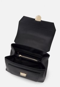 Borsa nera in pelle con design strutturato, chiusura in metallo dorato e tasca interna con zip. Aperta per mostrarne l'interno.