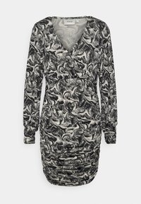 Vestido de mangas longas com um padrão em mármore preto e branco, apresentando um decote em V, detalhes franzidos na lateral e uma silhueta ajustada.