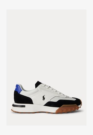 Baskets blanches avec détails en daim noir, accent bleu au talon, semelle texturée marron et logo joueur de polo noir sur le côté.