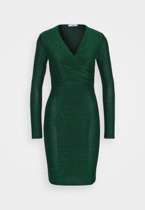 Vestido verde brillante con escote en V, mangas largas y silueta ajustada, que presenta una tela texturizada y un diseño envolvente en la cintura.