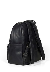 Svart läderryggsäck med rundad topp, quiltad design, justerbara axelremmar och framfickor. Slät textur och robusta sömnadsdetaljer.