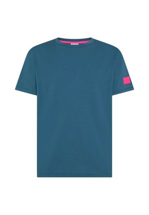 Maglietta blu a maniche corte con scollo girocollo, fodera interna del colletto rosa e piccolo patch con logo rosa sulla manica sinistra.