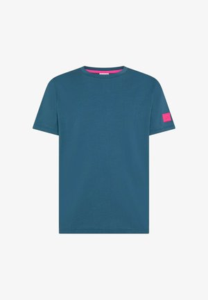 Maglietta blu a maniche corte con scollo girocollo, fodera interna del colletto rosa e piccolo patch con logo rosa sulla manica sinistra.