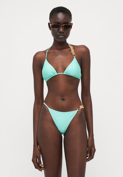 Mentazöld bikini, háromszög alakú top, állítható pántokkal, díszítő fémelemekkel a vállon és az oldalon. Sima felület.
